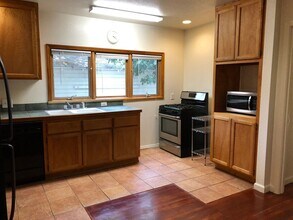 1222 Hobart St in Chico, CA - Building Photo - Building Photo