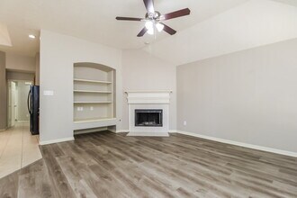 8310 E Copper Lakes Dr in Houston, TX - Building Photo - Building Photo