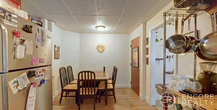 110 Thurston St, Unit 4 in Somerville, MA - Foto de edificio - Building Photo