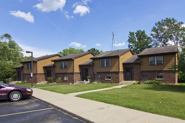 Lakewood Village in Island Lake, IL - Foto de edificio - Building Photo