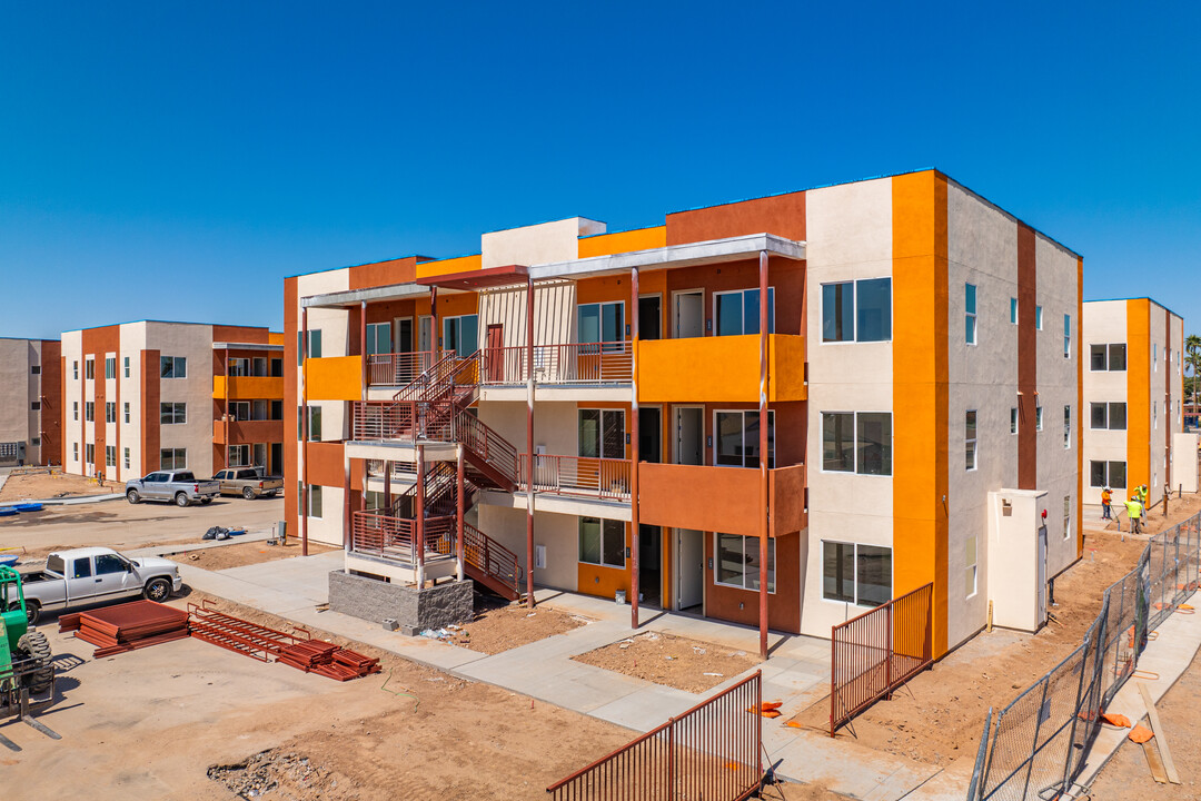 Streamliner 87th in Peoria, AZ - Building Photo