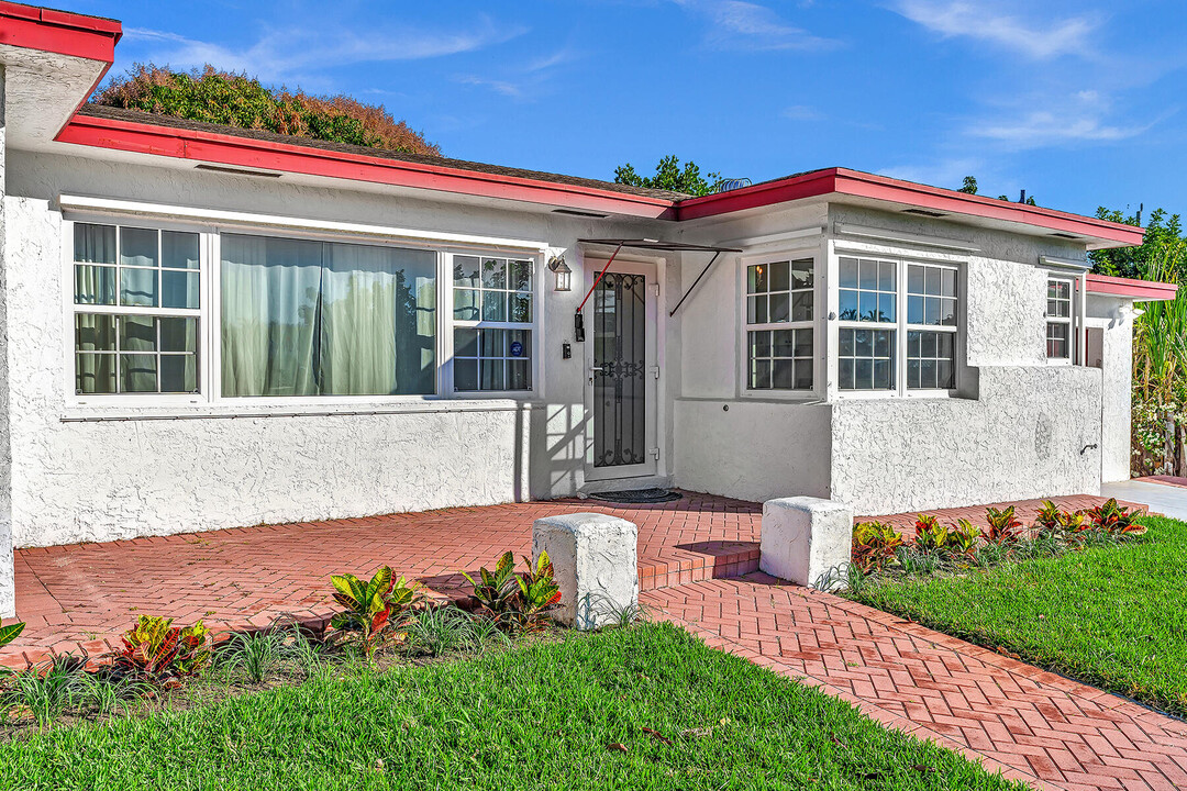 301 Gulfstream Dr in Delray Beach, FL - Building Photo