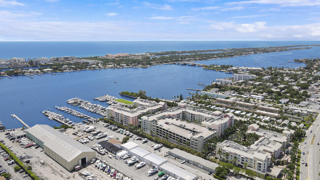806 E Windward Way in Lantana, FL - Building Photo - Building Photo