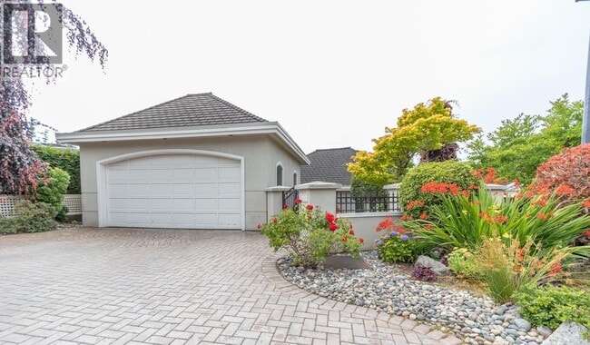 5478 W Vista Ct in West Vancouver, BC - Building Photo - Building Photo