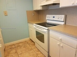 561 NW 107th Ave in Miami, FL - Foto de edificio - Building Photo