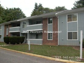 3235 Chaparral Dr in Cave Spring, VA - Building Photo