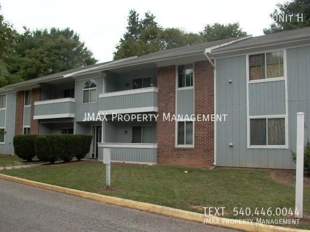 3235 Chaparral Dr in Cave Spring, VA - Building Photo