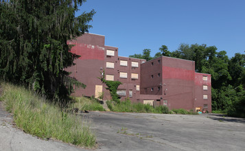 Valley VUE Court Apartments in West Mifflin, PA - Building Photo - Building Photo