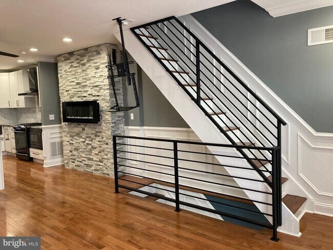 2445 S Lawrence St in Philadelphia, PA - Building Photo - Building Photo