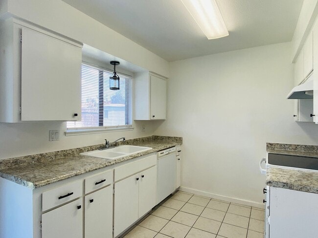 1687 Holland Ave in Clovis, CA - Building Photo - Building Photo