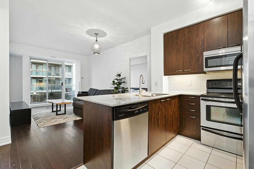 500 St Clair Ave W in Toronto, ON - Building Photo