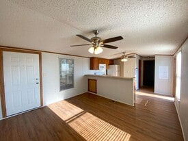 590 Glag Ln in Seguin, TX - Building Photo