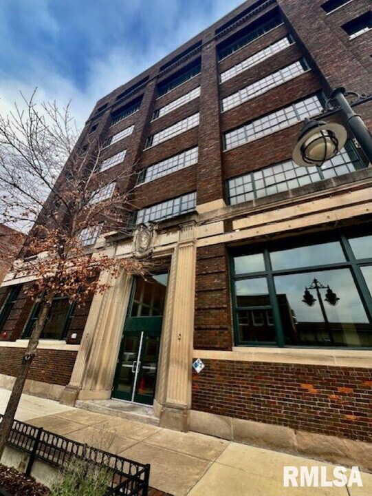 812 SW Washington St in Peoria, IL - Building Photo