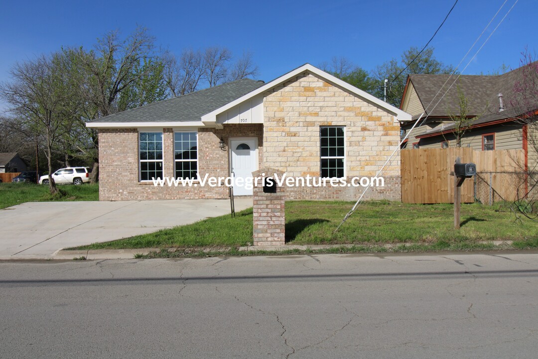 707 N Brazos Ave in Cleburne, TX - Building Photo