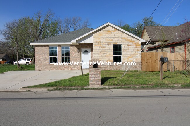 property at 707 N Brazos Ave