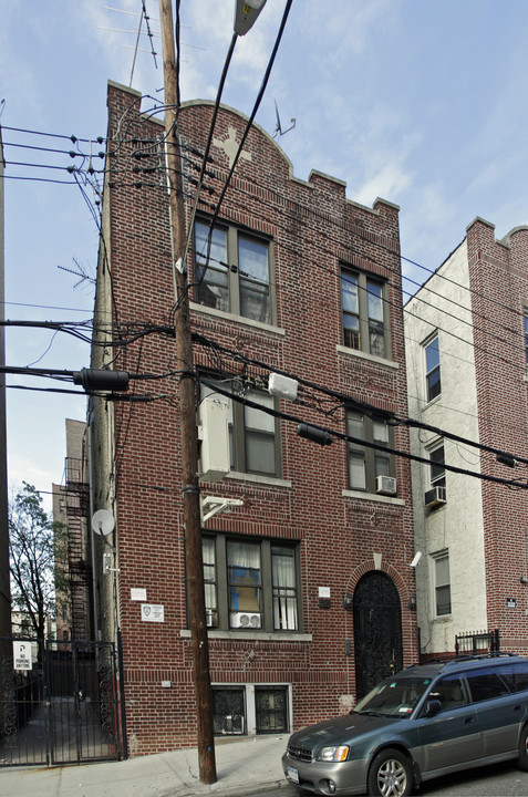 683 E 234th St in Bronx, NY - Building Photo