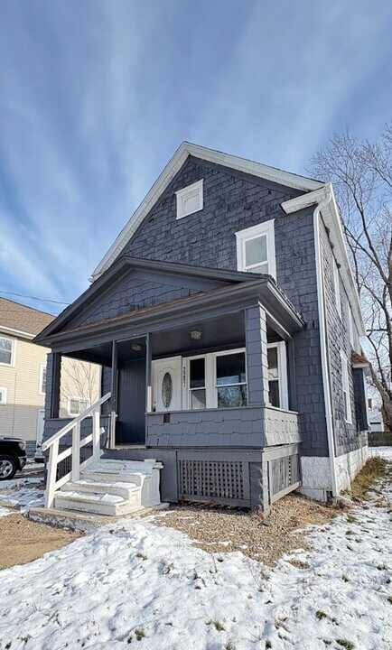 2297 8th St SW in Akron, OH - Building Photo