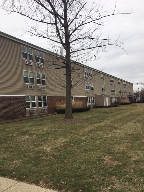 Spruce Manor Apartments in Indianapolis, IN - Foto de edificio - Building Photo