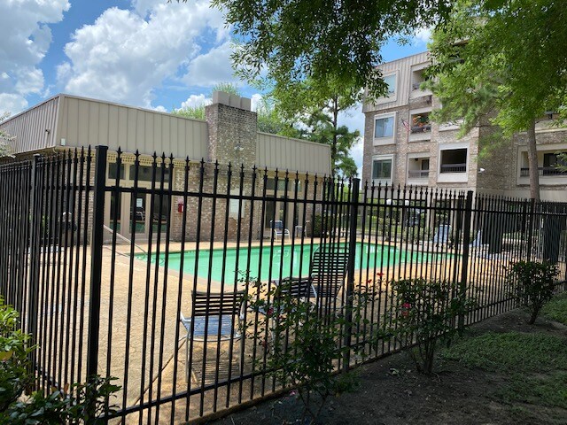 2207 S Braeswood Blvd in Houston, TX - Building Photo