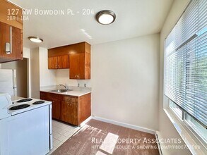 127 NW Bowdoin Pl in Seattle, WA - Building Photo - Building Photo