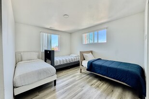 217 E 29th St in Los Angeles, CA - Building Photo