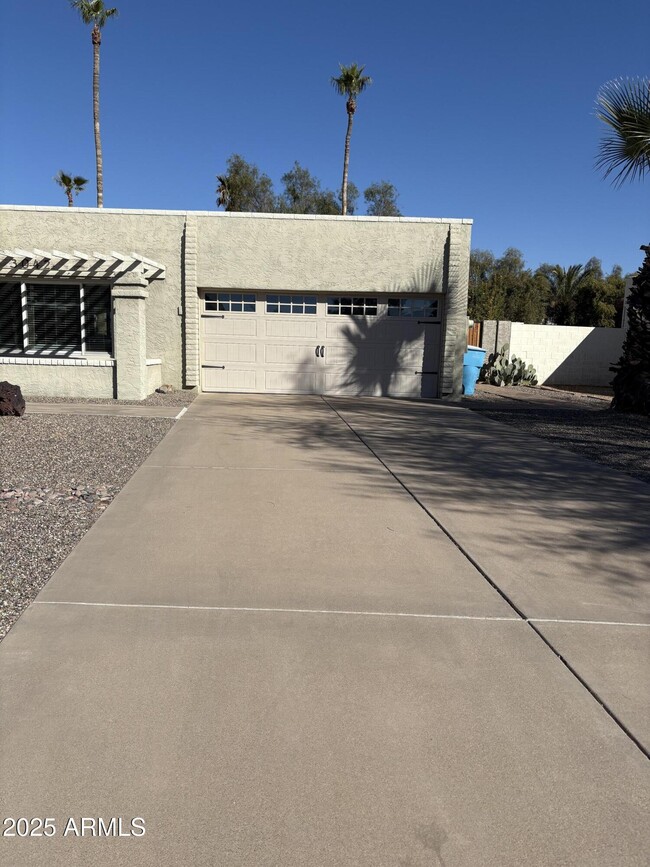 3042 E Hillery Dr in Phoenix, AZ - Building Photo - Building Photo