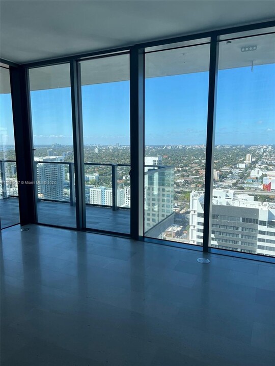 88 SW 7th St, Unit 3707 in Miami, FL - Building Photo