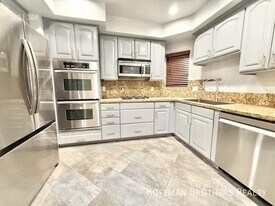 1135 Rexford Dr, Unit 102 in Los Angeles, CA - Building Photo