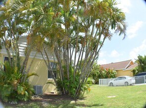 1555 Harrison Street, Unit #4 in Hollywood, FL - Building Photo - Building Photo