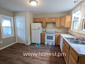 46 Oak St in Oakland, ME - Building Photo
