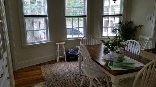 43 Evergreen Ave, Unit 1 in Newton, MA - Foto de edificio - Building Photo