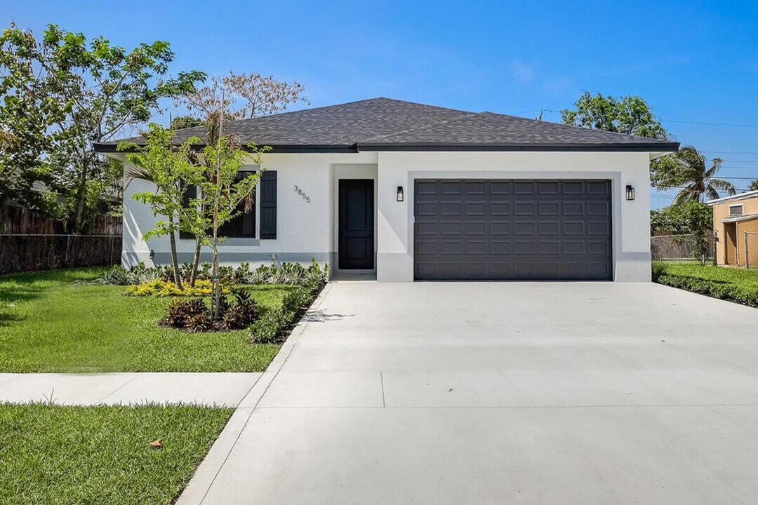 3855 Ocala Rd in Atlantis, FL - Building Photo