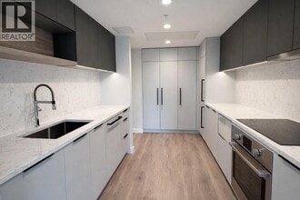 567 Emerson St in Coquitlam, BC - Building Photo - Building Photo