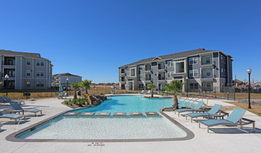 The Current at 37 Apartments in Corpus Christi, TX - Foto de edificio - Building Photo