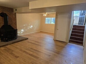 7036 Sollers Point Road in Dundalk, MD - Foto de edificio - Building Photo