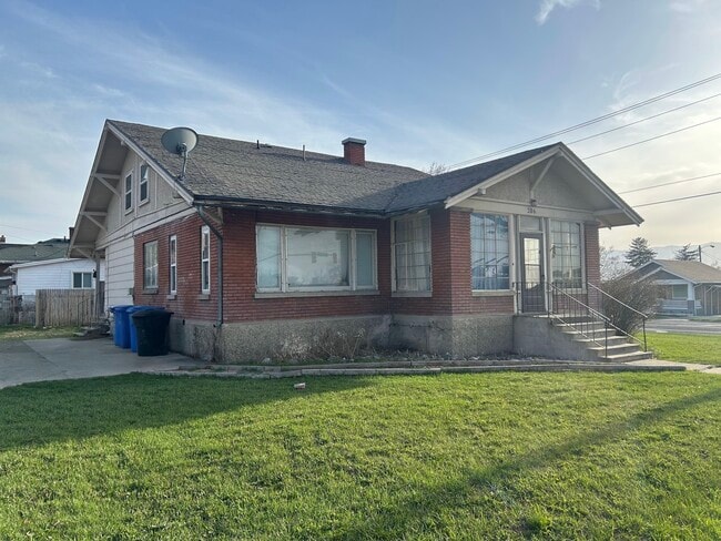 property at 206 E 400 N