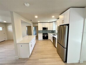 644 Manor Dr W in Dunedin, FL - Building Photo - Building Photo