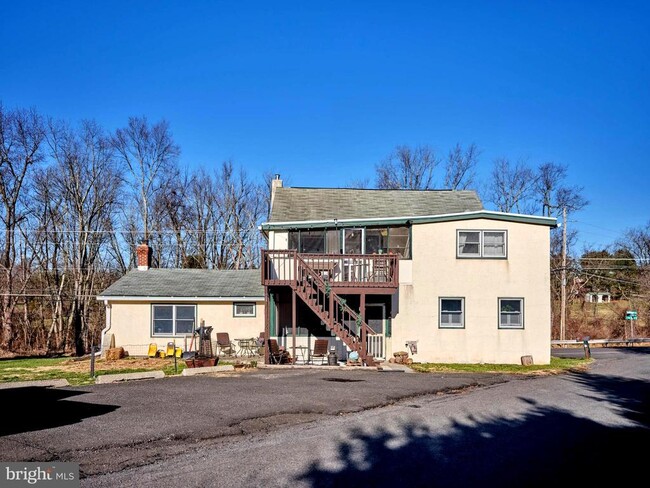 345 E Dark Hollow Rd in Pipersville, PA - Building Photo - Building Photo