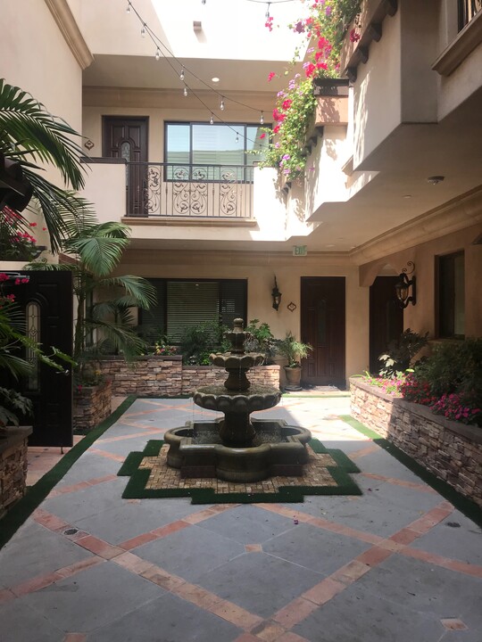 201 N Reese Pl, Unit 102 in Burbank, CA - Foto de edificio