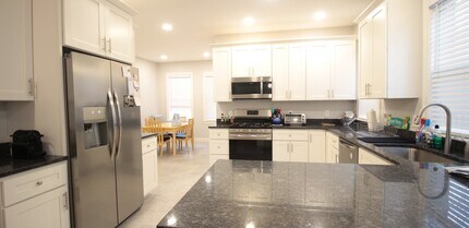 91 Verndale St, Unit 2 in Brookline, MA - Foto de edificio - Building Photo