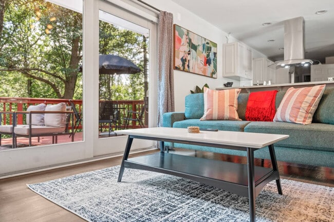 1618 Cooper Lake Rd SE in Smyrna, GA - Foto de edificio - Building Photo