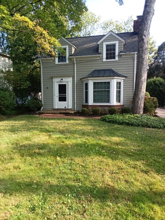 454 Walters Rd in Chagrin Falls, OH - Building Photo