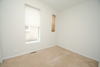 711 N Hoyne Ave, Unit 1n in Chicago, IL - Building Photo - Building Photo