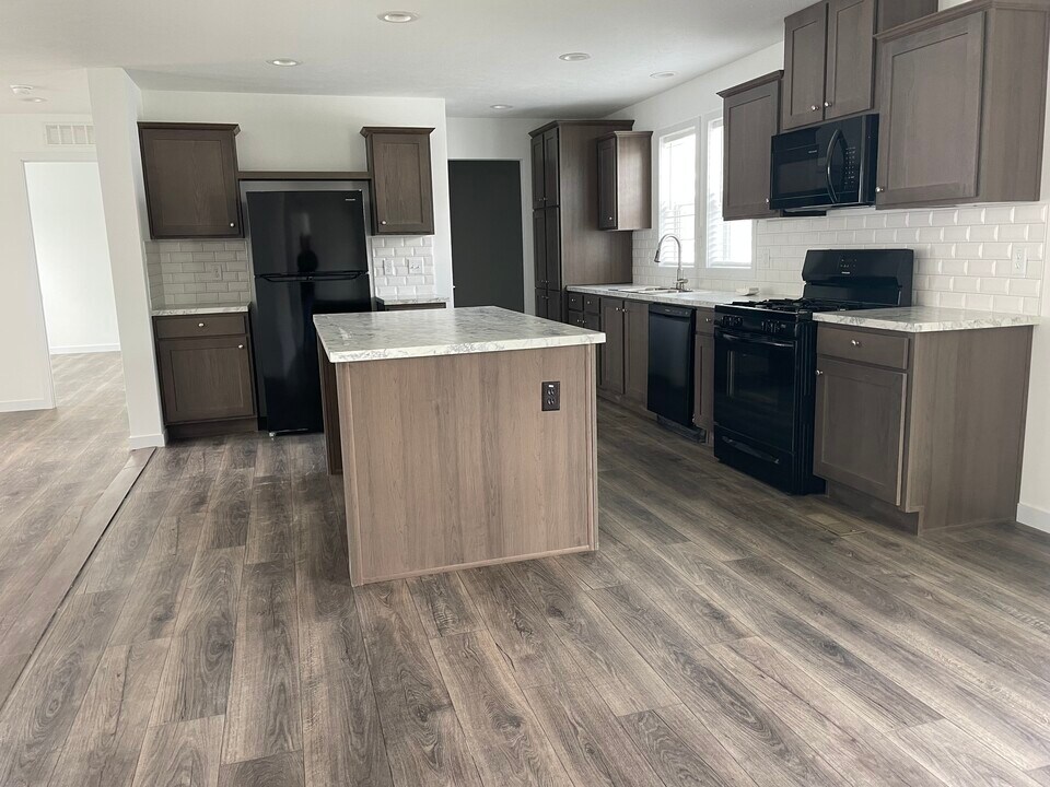 326 White Oak Ln in Whittaker, MI - Foto de edificio