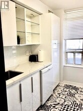 310 Burnhamthorpe Rd W in Mississauga, ON - Building Photo - Building Photo