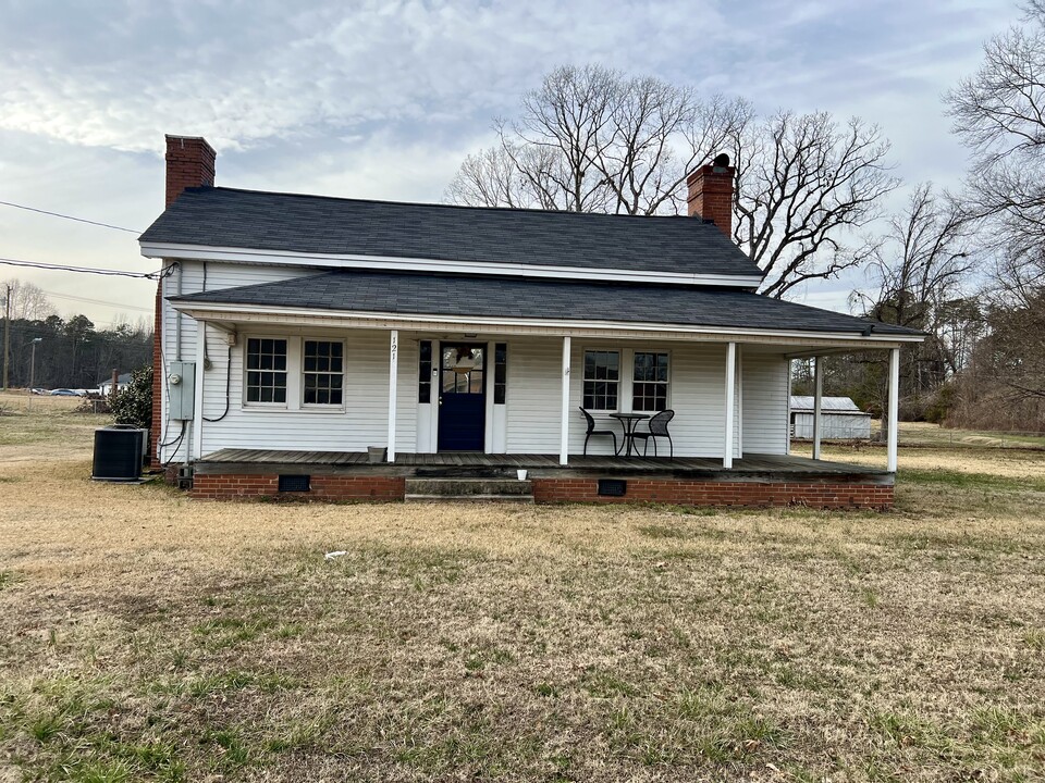 121 Battleground Rd in Chesnee, SC - Building Photo