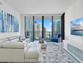 88 SW 7th St in Miami, FL - Building Photo - Building Photo
