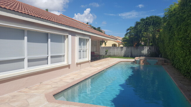 10289 Allamanda Blvd in Palm Beach Gardens, FL - Foto de edificio - Building Photo