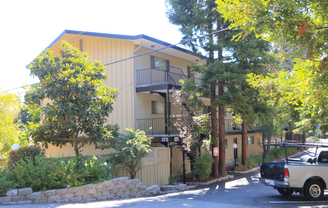 LOS ROBLES APARTMENTS in Novato, CA - Building Photo - Building Photo