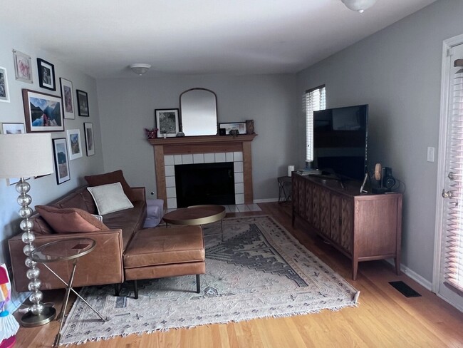 1028 Lakewood Cir in Naperville, IL - Building Photo - Building Photo